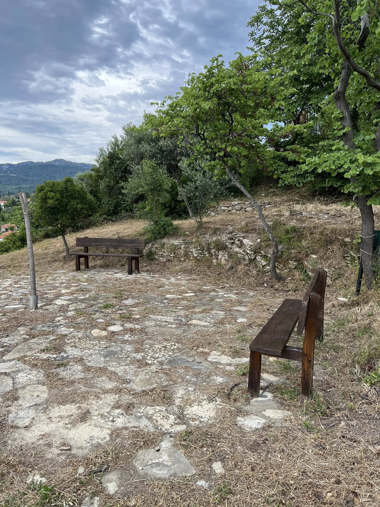 Κάτοικοι έφτιαξαν παραδοσιακά παγκάκια σε χωριό της Εύβοιας – Εικόνες