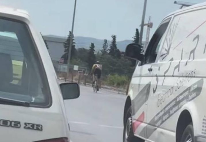Σάλος στο διαδίκτυο: Ποδηλάτης περνά με κόκκινο και κάνει επικίνδυνους ελιγμούς ανάμεσα σε ΙΧ