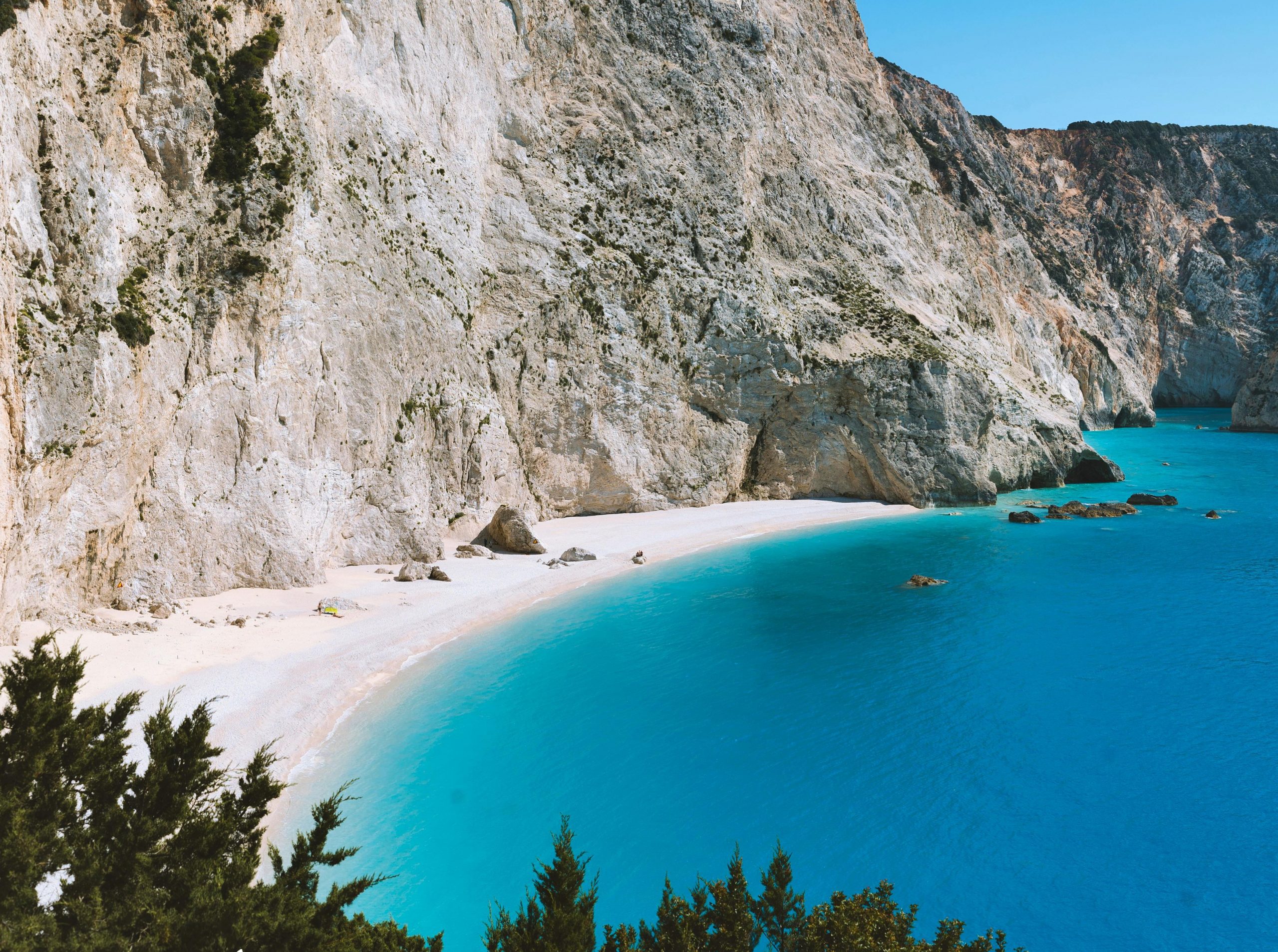 Θρίλερ με σορό που εντοπίστηκε σε πασίγνωστη ελληνική παραλία
