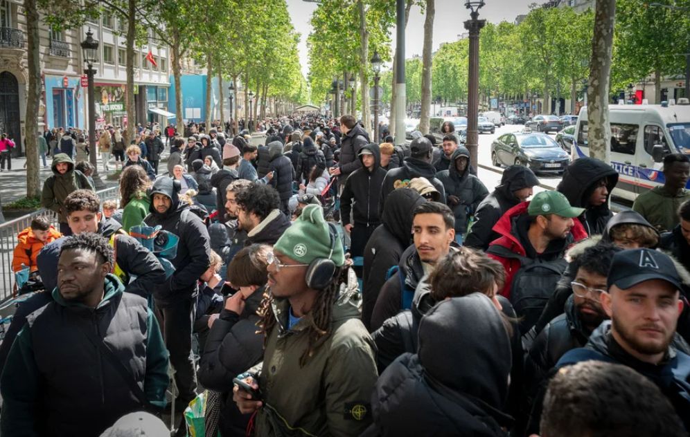 Ξύλο, δακρυγόνα και ατελείωτες ουρές για ένα ρολόι Swatch – Δείτε βίντεο