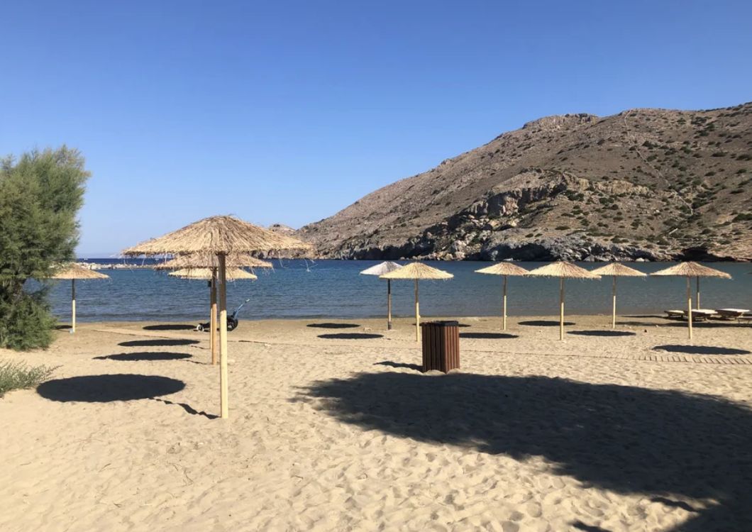 Αυτό το ελληνικό νησί έχει προσβάσιμες παραλίες για όλους και δωρεάν ομπρέλες