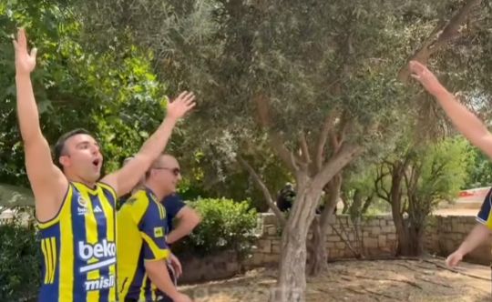 Οπαδοί της Φενέρ τραγουδούν το «χόρτο μαγικό» των φίλων του Παναθηναϊκού
