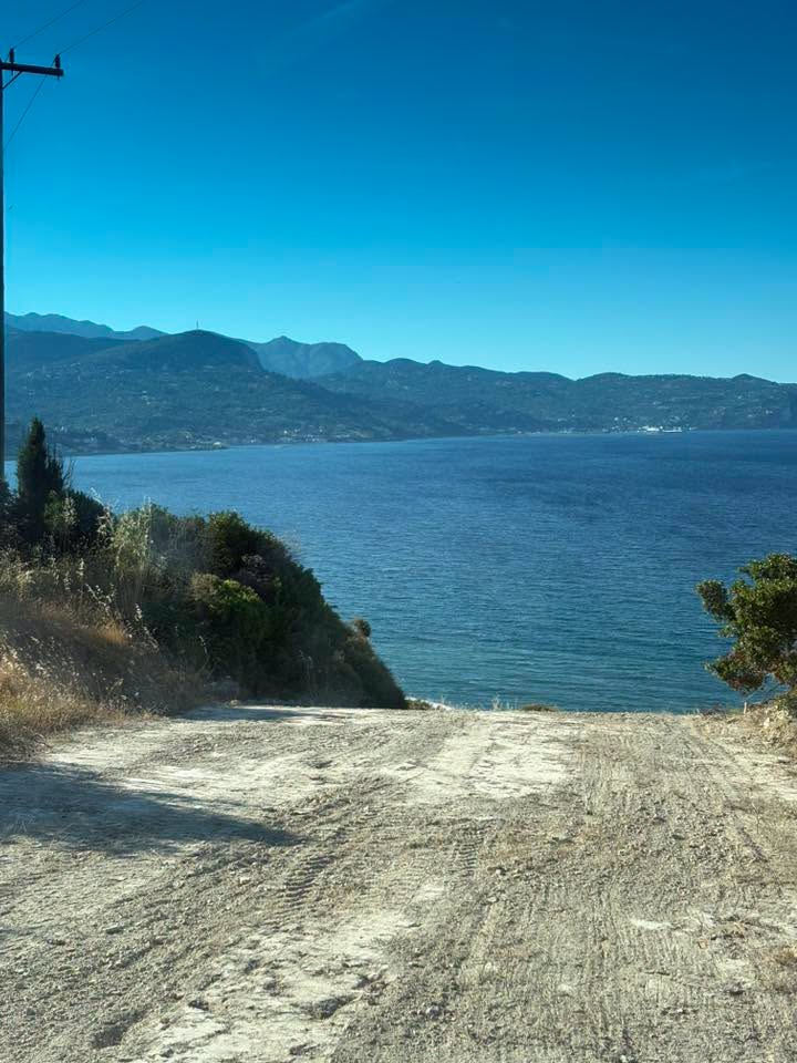 Αντιδήμαρχος και πρόεδρος άνοιξαν δρόμους σε χωριό της Εύβοιας