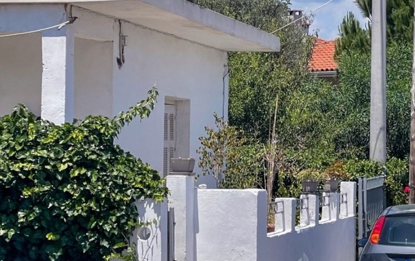 Σοκ στο Αίγιο: Μητέρα και γιος νεκροί μέσα στο σπίτι – Στο μικροσκόπιο ο σύντροφός της