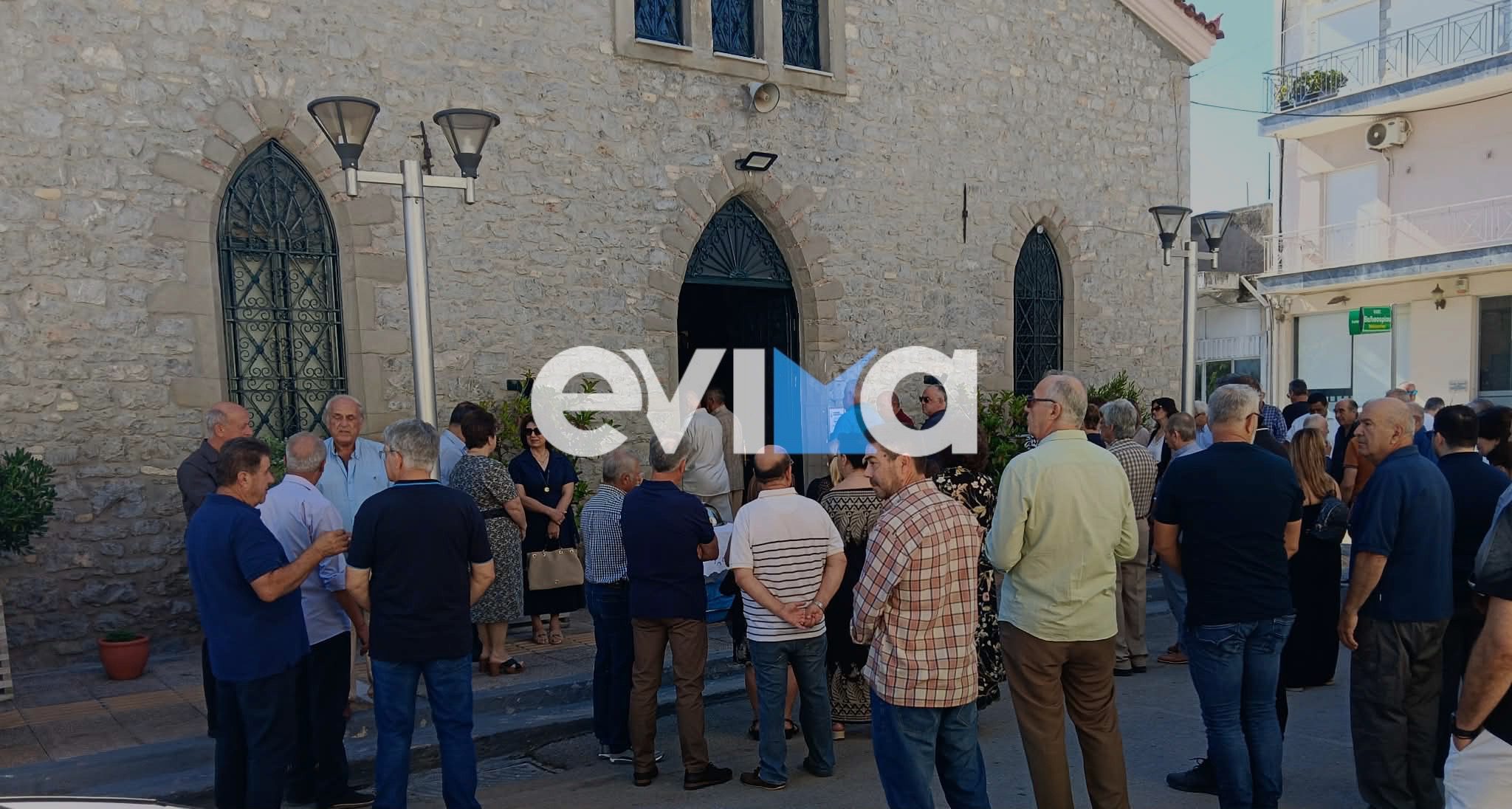 Σε κλίμα συγκίνησης αυτή την ώρα το εξάμηνο μνημόσυνο του δημάρχου Γιώργου Ψαθά