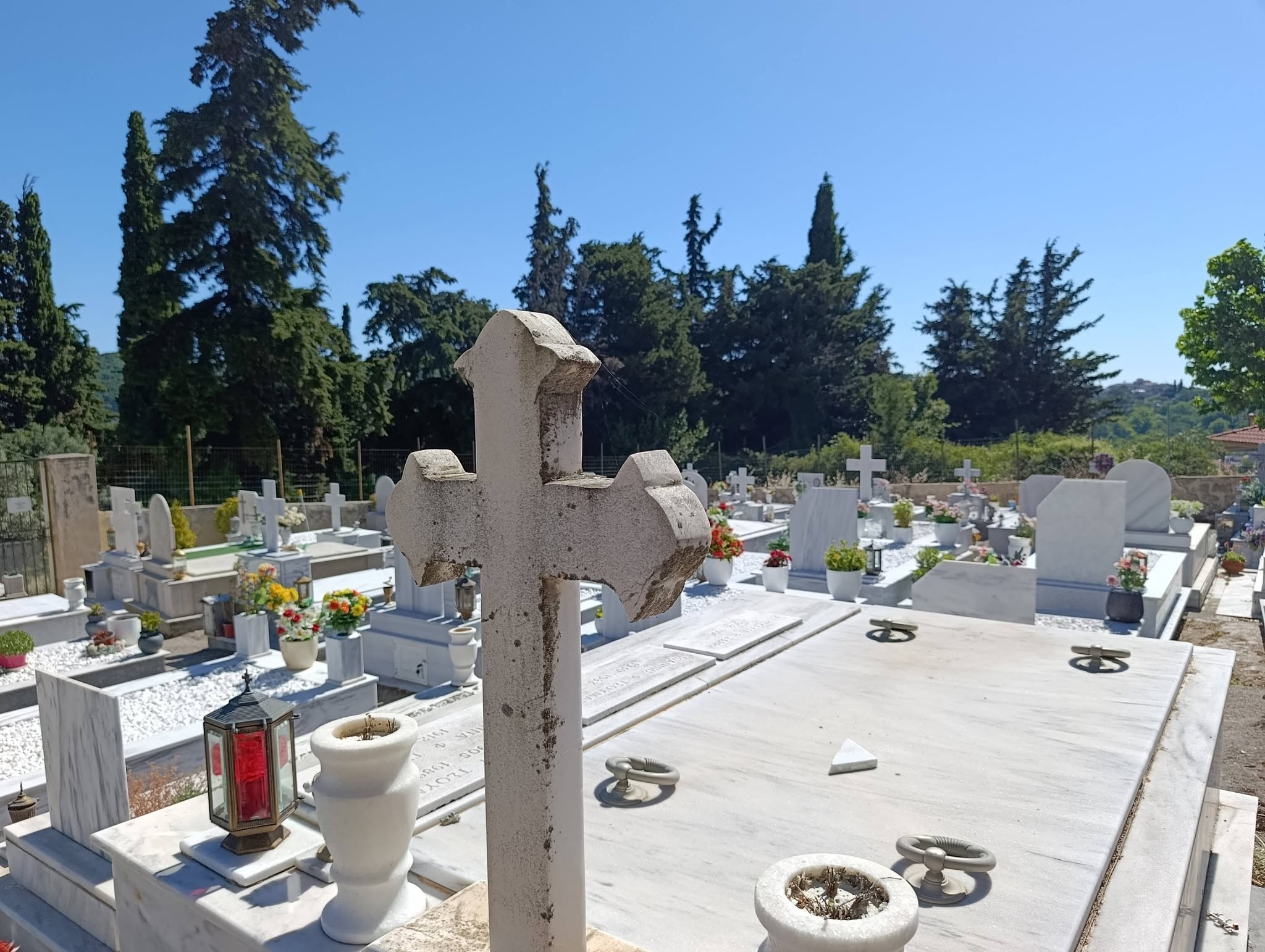 Άλλαξε ριζικά αυτό το κοιμητήριο της Εύβοιας – Εικόνες