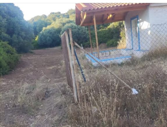 Εικόνες ντροπής στην Εύβοια: Γέμισαν με σκουπίδια εκκλησάκι