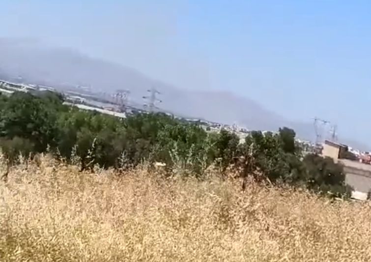 Φωτιά στα Σπάτα: Επιχειρούν 5 ελικόπτερα και αεροπλάνα (βίντεο)