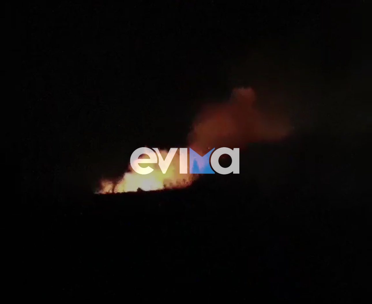 Δύσκολη νύχτα στην Εύβοια: Πολλές αναζωπυρώσεις λόγω αέρα – Βίντεο