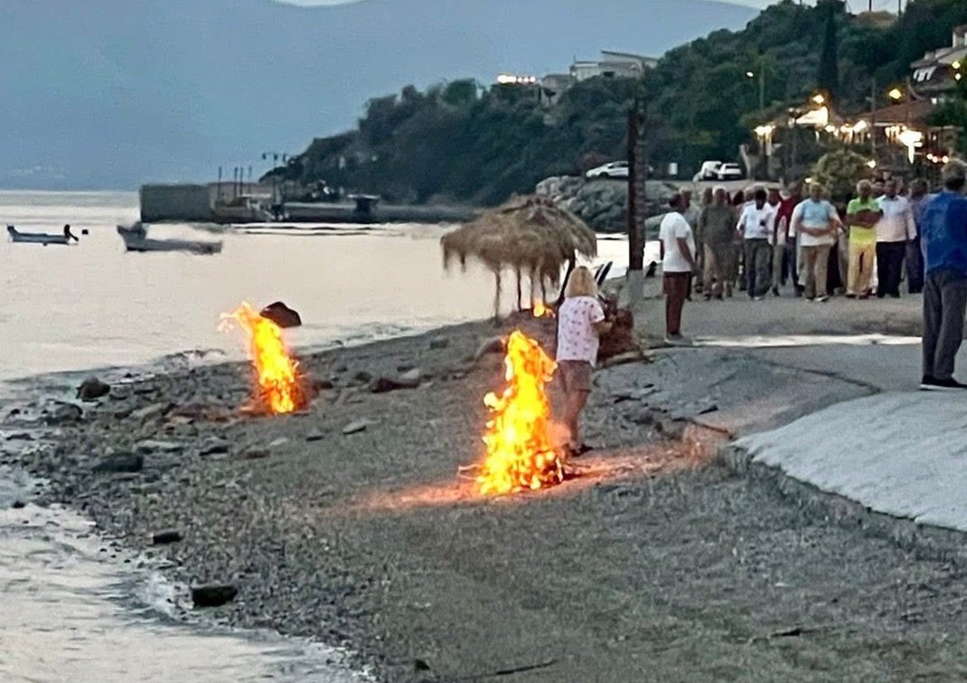 Εύβοια: Άναψαν φωτιές για να περάσει η εικόνα του Αγίου Ιωάννη του Ριγανά (pics)