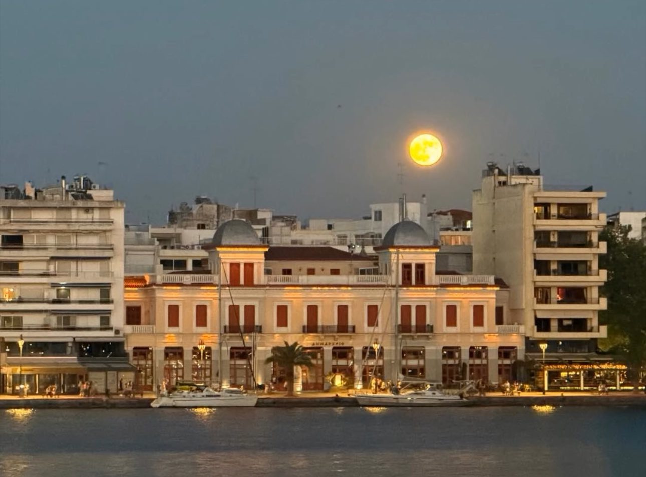 Η Πανσέληνος της Φράουλας μάγεψε την Εύβοια – Εικόνες που κόβουν την ανάσα