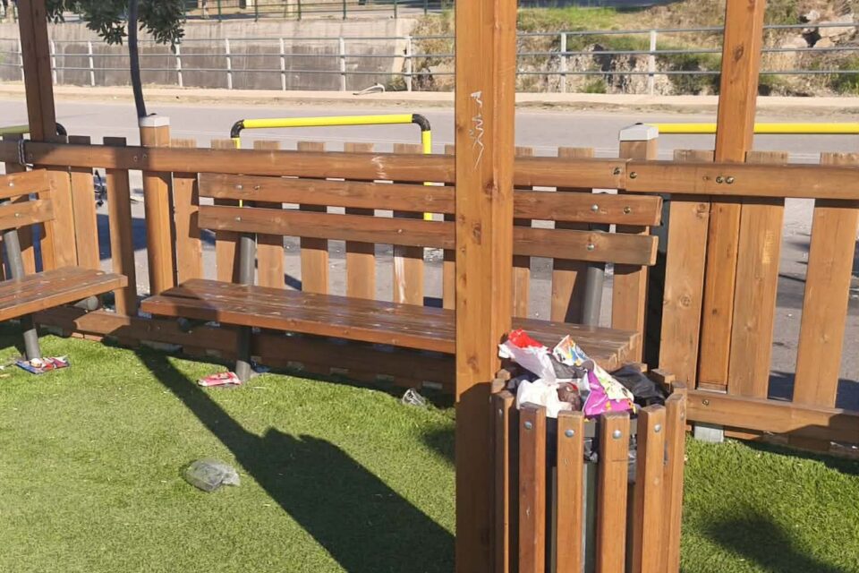 Ασυνείδητοι γέμισαν σκουπίδια παιδική χαρά στην Εύβοια
