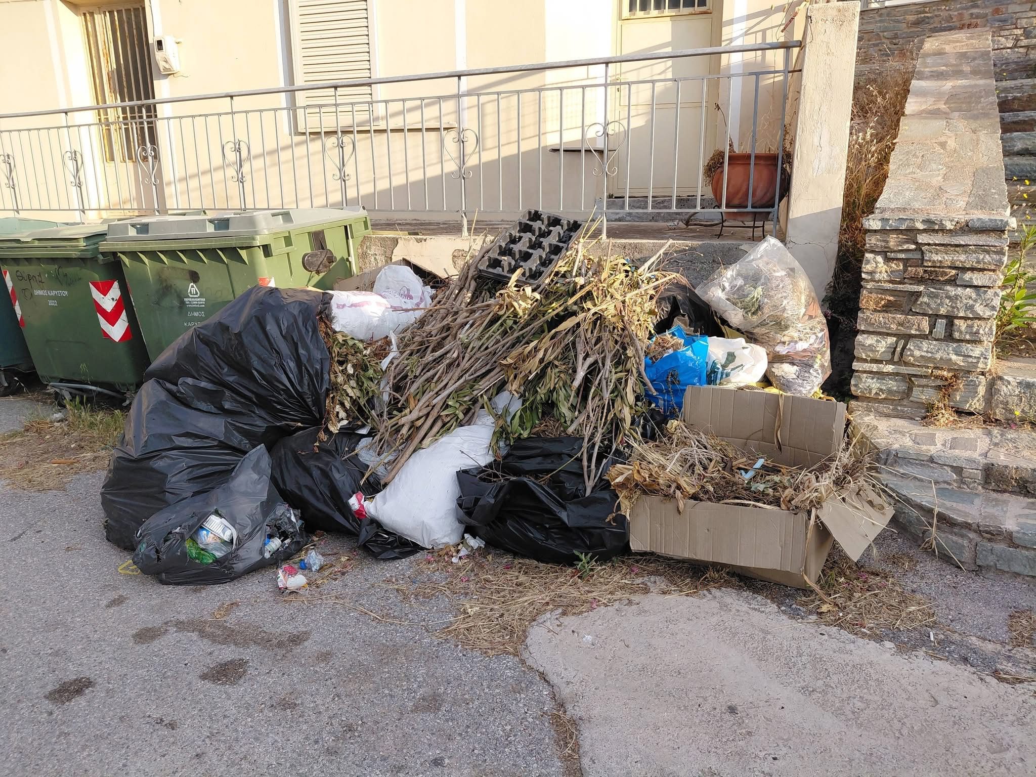 Εικόνες ντροπής σε χωριό της Εύβοιας: «Βουλιάζει» στα σκουπίδια από ασυνείδητους