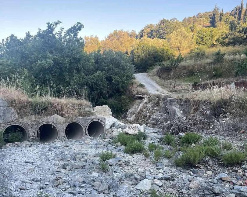 Διαλύθηκε γέφυρα από την κακοκαιρία στην Εύβοια: Εικόνες σοκ