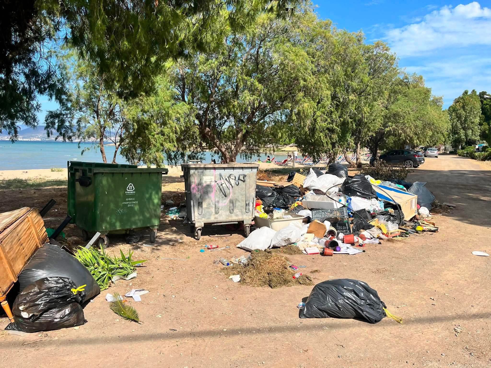 Πλημμυρίζει από σκουπίδια παραλία στην Εύβοια: Σοβαρές καταγγελίες από κατοίκους