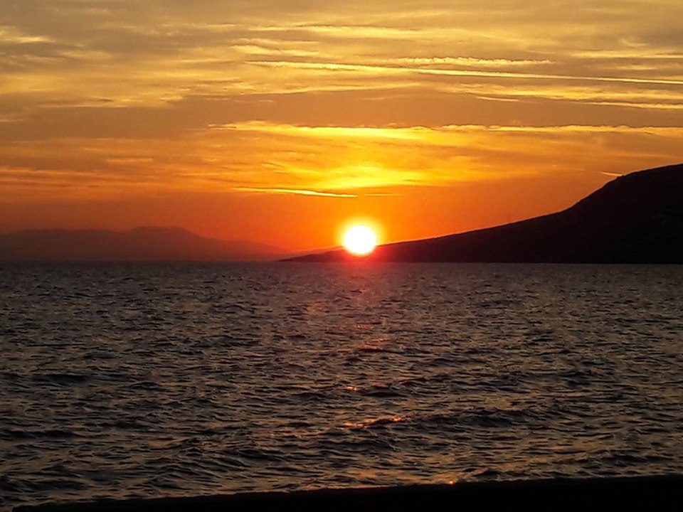 Καλοκαιρινή βραδιά με μουσική και φόντο το ηλιοβασίλεμα στην Εύβοια