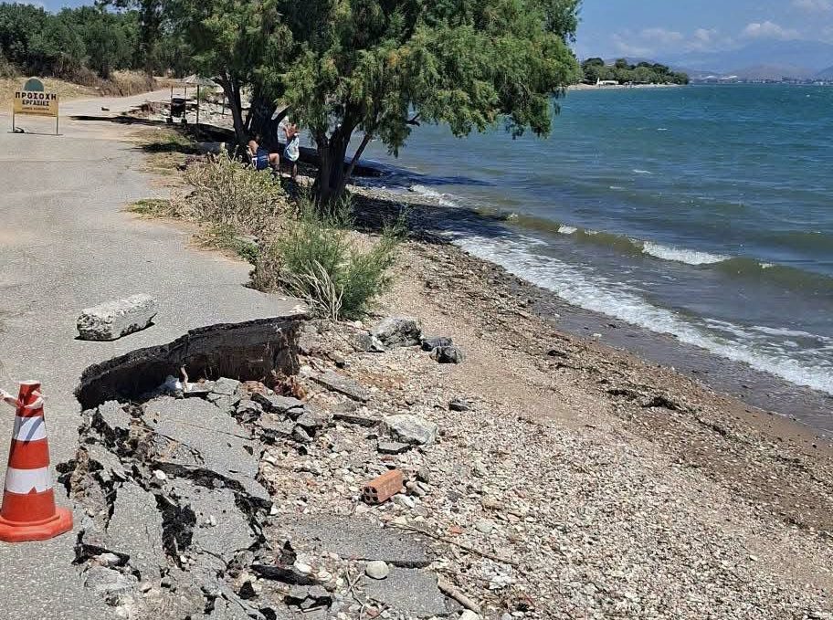 Μεγάλη προσοχή επικίνδυνος δρόμος δίπλα σε παραλία στην Εύβοια
