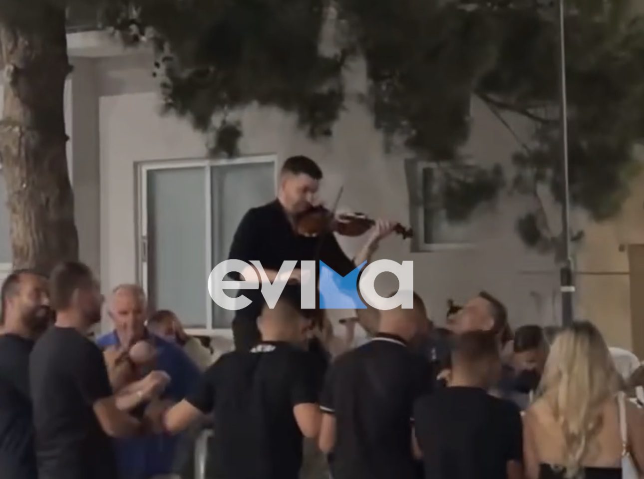 Χαμός σε πανηγύρι της Εύβοιας: Ανέβασαν βιολιστή στους ώμους (vid)