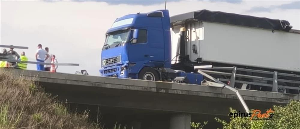 Σοβαρό τροχαίο στην Εγνατία Οδό: Νταλίκα έπεσε πάνω σε γέφυρα και ξήλωσε μπάρες