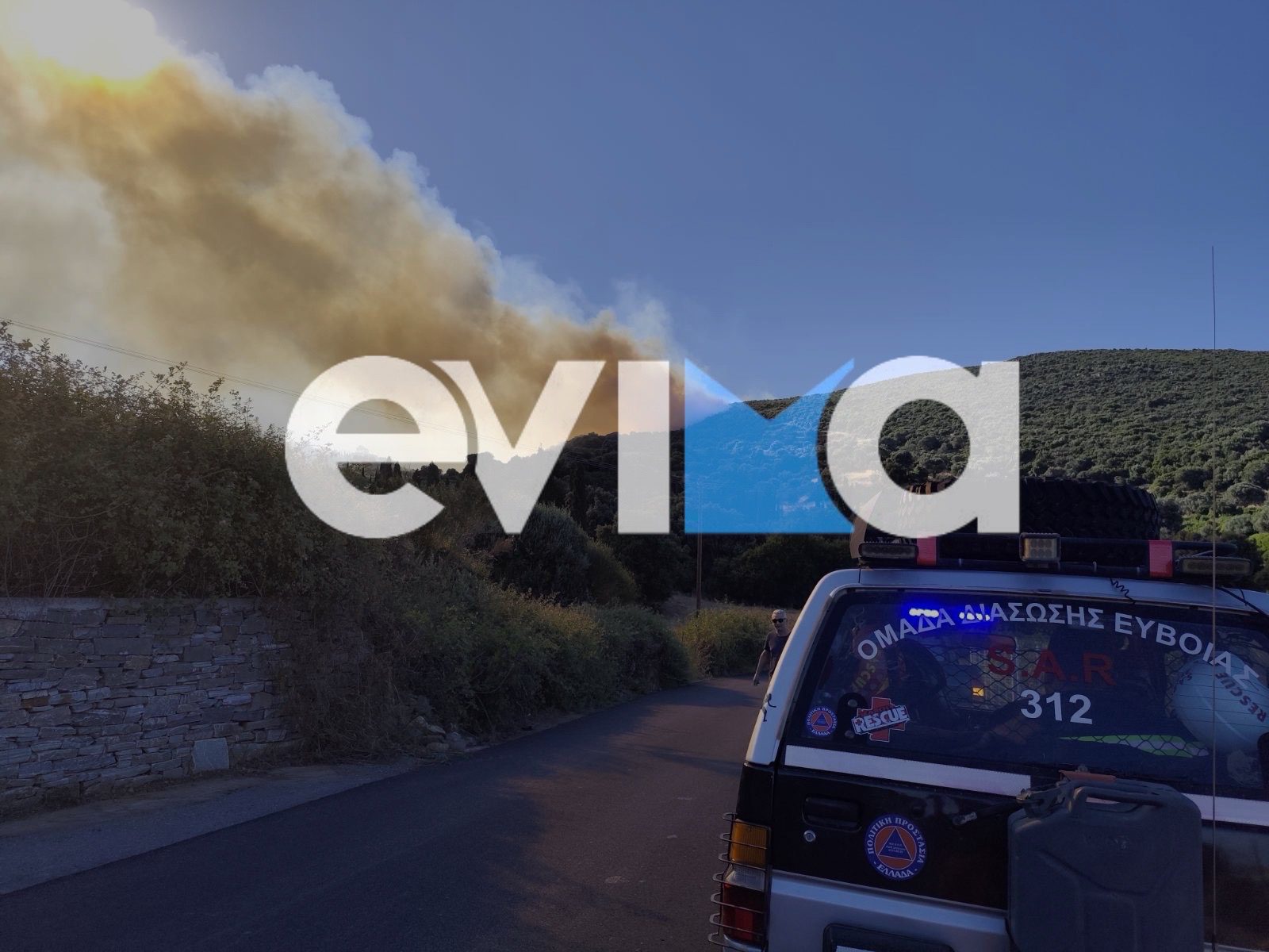 Κόλαση φωτιάς στην Εύβοια: Εθελοντές μπήκαν στους Ραπταίους για να απομακρύνουν τους κατοίκους