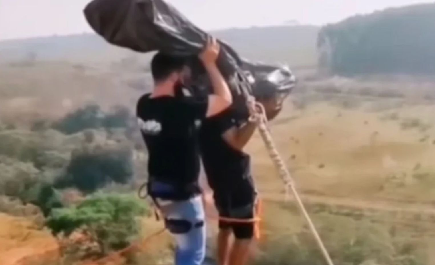Βίντεο-σοκ: Ο εκπαιδευτής bungee jumping που κατηγορείται για τον θάνατο 21χρονης είχε κάνει πλάκα ότι πετά πτώμα από γέφυρα