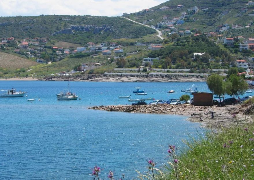Θυμίζει νησί, έχει καθαρά νερά, πεντανόστιμο φαγητό και βρίσκεται μόλις 50 λεπτά από την Αθήνα