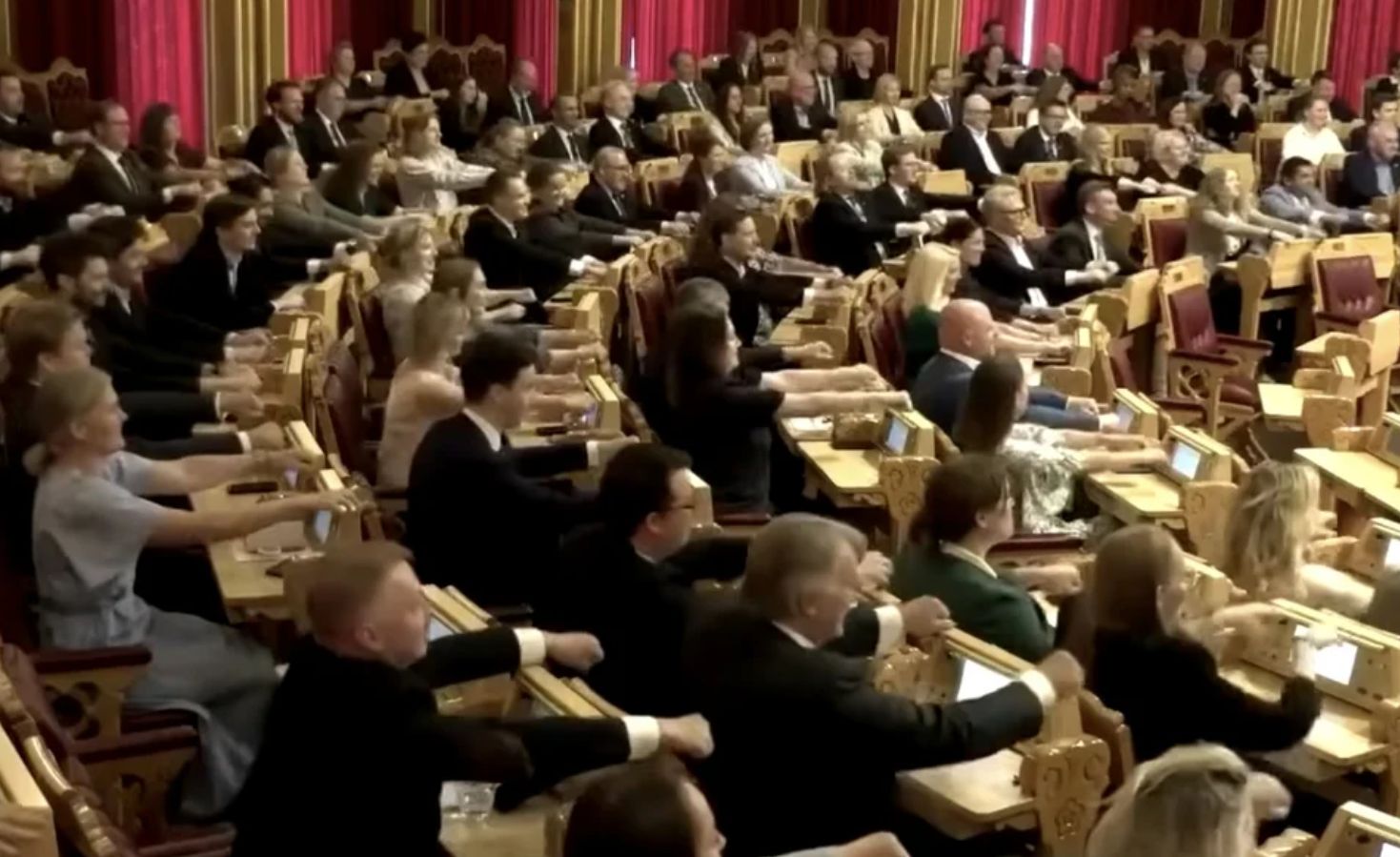 Μουντιάλ: Οι βουλευτές της Νορβηγίας τράβηξαν κουπί σαν τους Βίκινγκς μέσα στο Κοινοβούλιο (βίντεο)