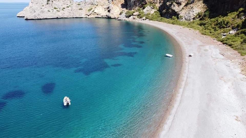 Εθελοντές καθαρίζουν πασίγνωστη παραλία στην Εύβοια
