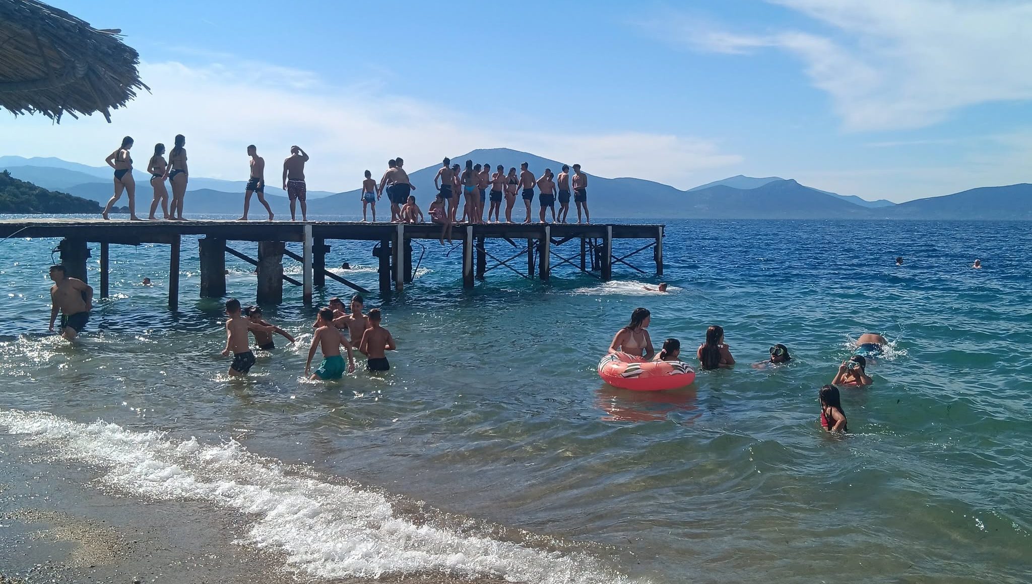 Με μπουγέλο, beach party και βουτιές στη θάλασσα αποχαιρέτησαν το σχολείο μαθητές της Εύβοιας