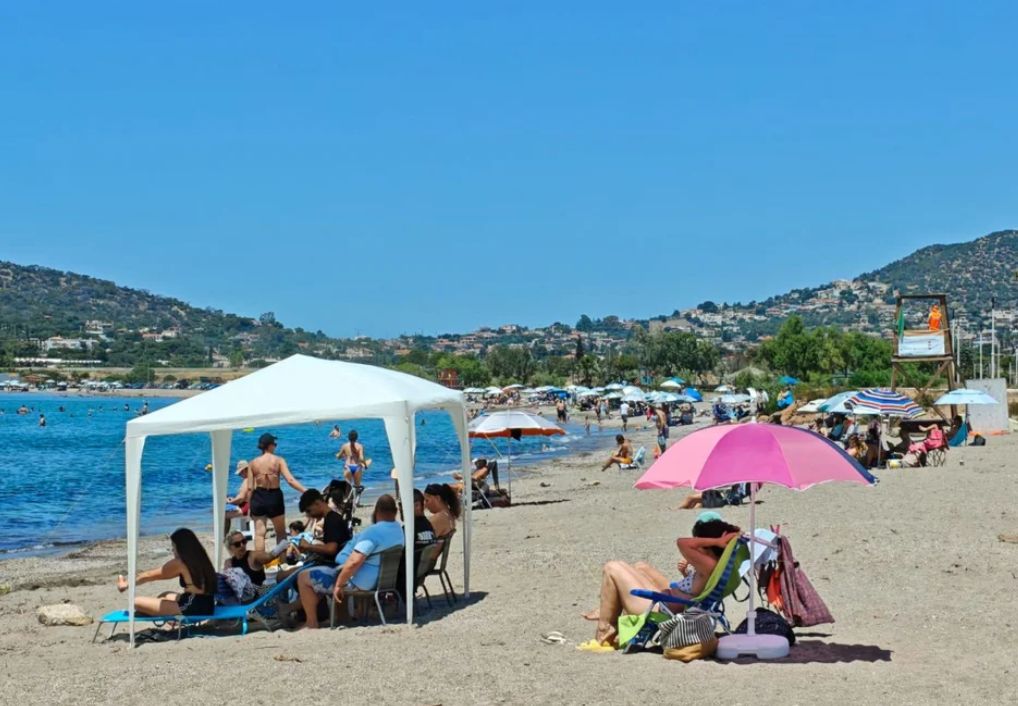 «Βούλιαξαν» οι παραλίες της Αττικής ανήμερα του Αγίου Πνεύματος