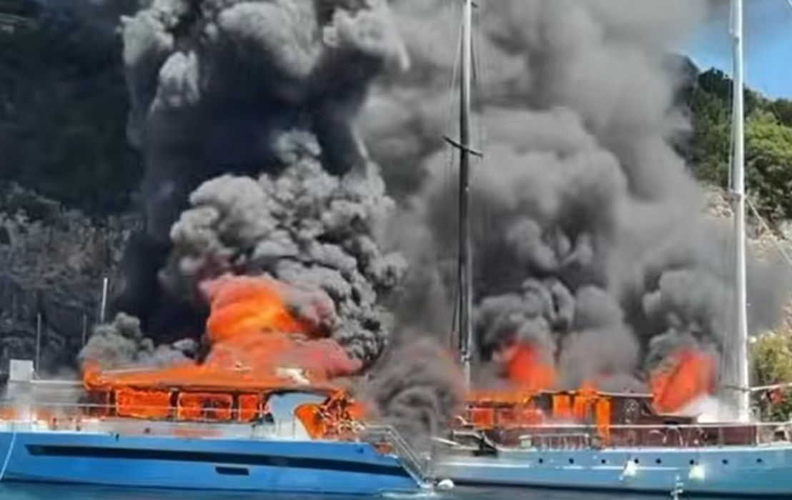 Συναγερμός στο λιμάνι των Παξών: Δύο τουριστικά σκάφη τυλίχθηκαν στις φλόγες (βίντεο)