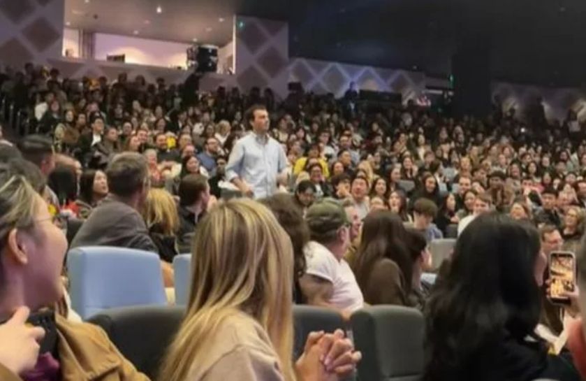 Αρρώστησε ο πιανίστας και… ένας θεατής έσωσε τη συναυλία (video)