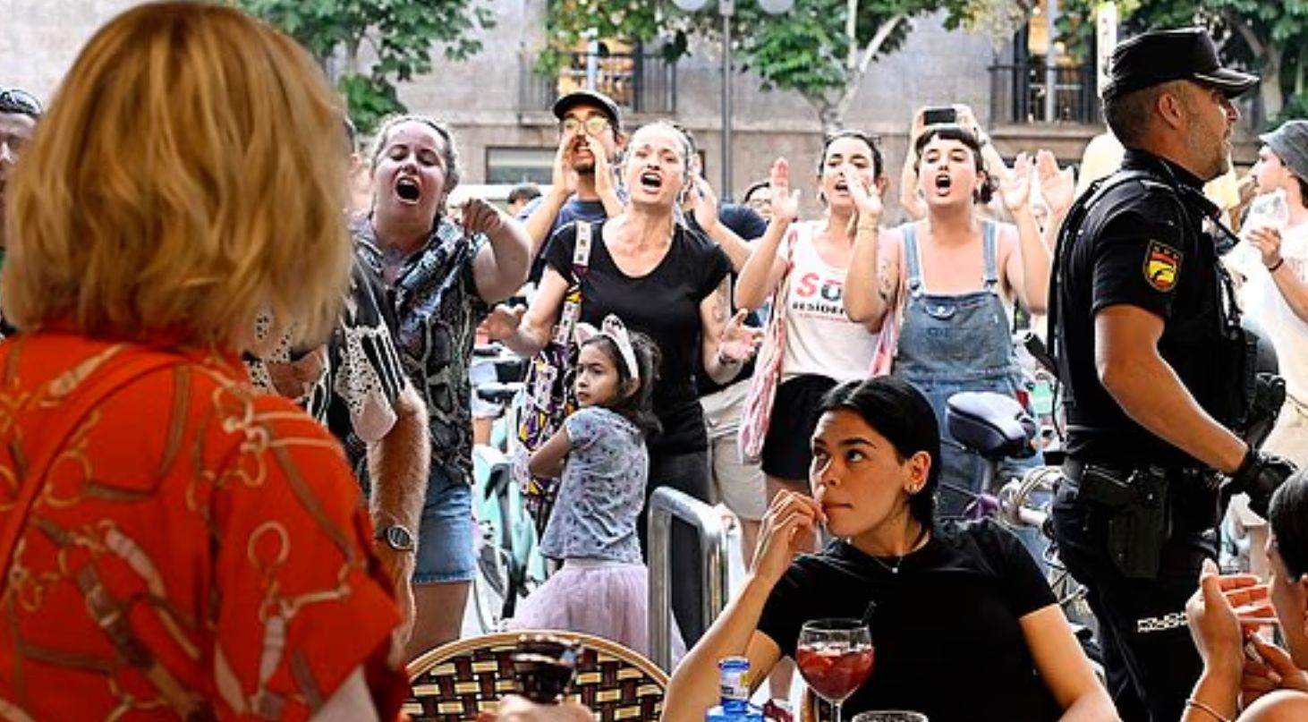 Αντιτουριστικό κύμα σαρώνει την Ισπανία – Διαδηλώσεις από τη Μαγιόρκα έως τη Βαρκελώνη