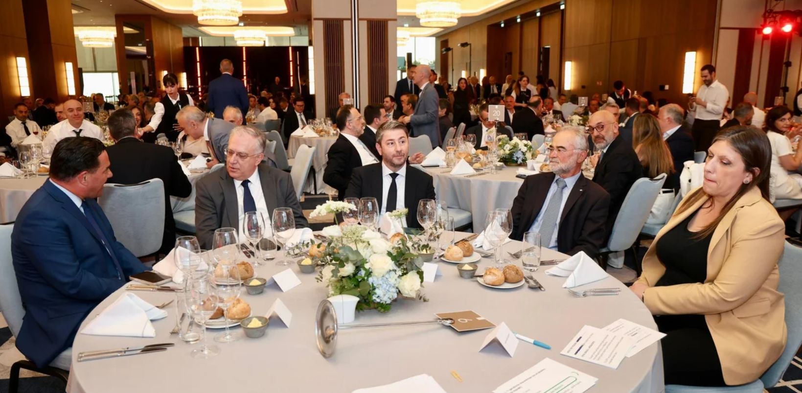 Πώς βρέθηκαν στο ίδιο τραπέζι Άδωνις, Κωνσταντοπούλου και Ανδρουλάκης