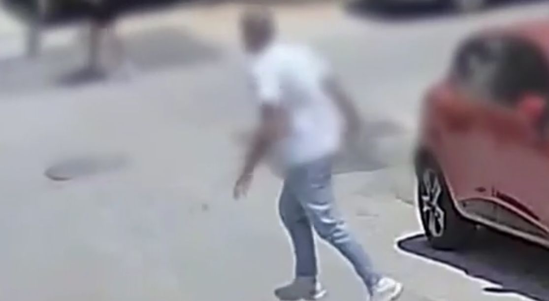 Πανικός στον Πειραιά: 78χρονος κυνήγησε δύο αδέλφια με τρίαινα (βίντεο)