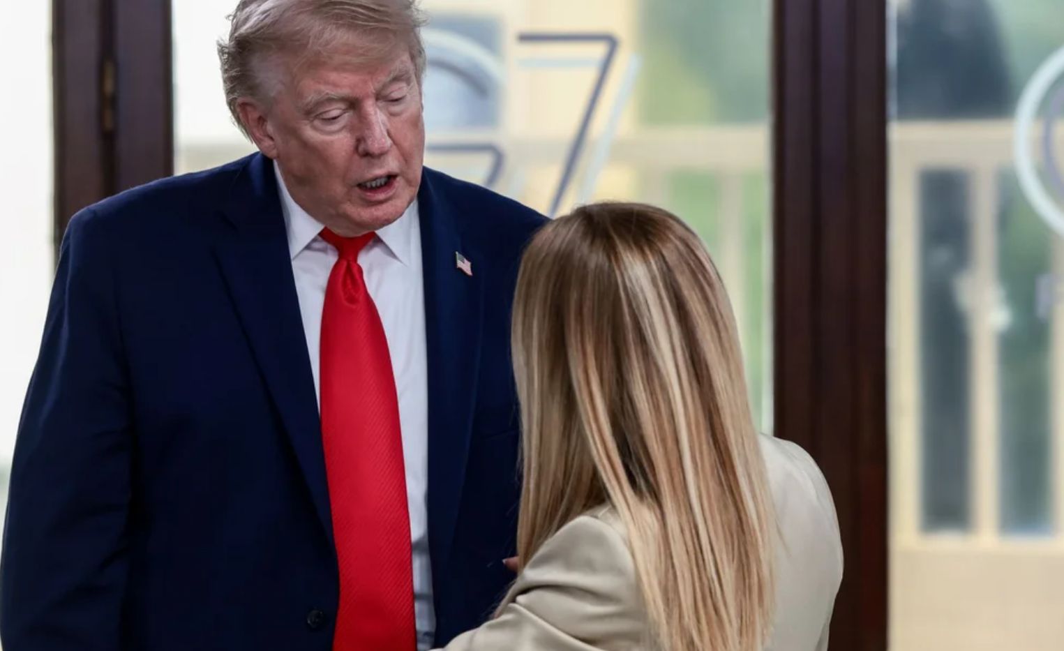 Χαμός στη G7 με Τραμπ και Μελόνι – «Με ικέτευε για φωτογραφία» (βίντεο)