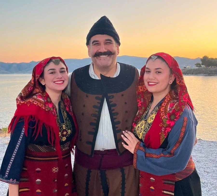 Πατέρας και κόρες στη σκηνή: Ο Λευτέρης Χατζησάββας συγκίνησε το κοινό στην Κάρυστο!