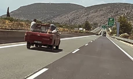 Σοκαριστικό βίντεο: Αγροτικό κινείται στον αυτοκινητόδρομο με επιβάτες στην καρότσα