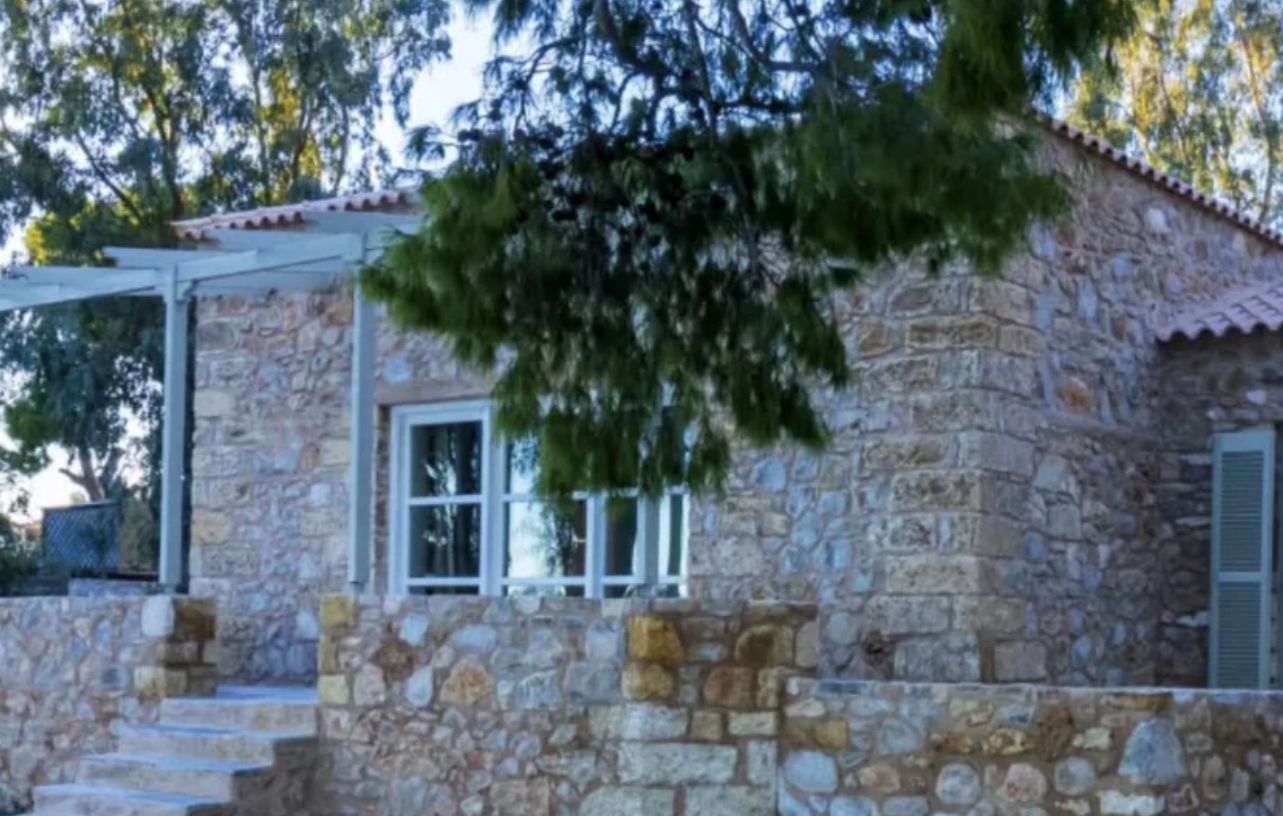 Πόσο πωλείται το θρυλικό πέτρινο σπίτι του Αλέκου Αλεξανδράκη πάνω στη θάλασσα (βίντεο)