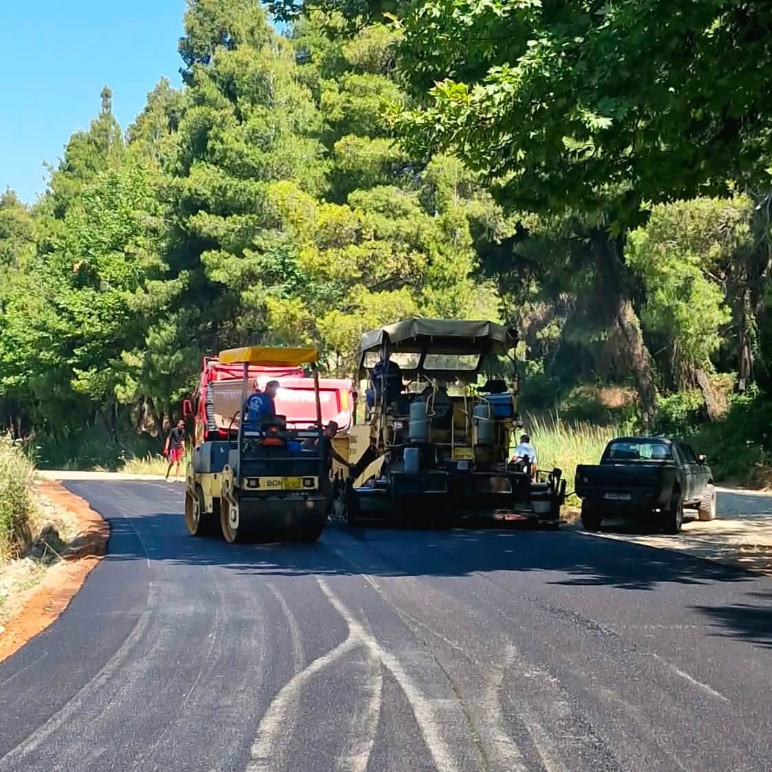 Νέα άσφαλτος αλλάζει την εικόνα σε δρόμο της Εύβοιας