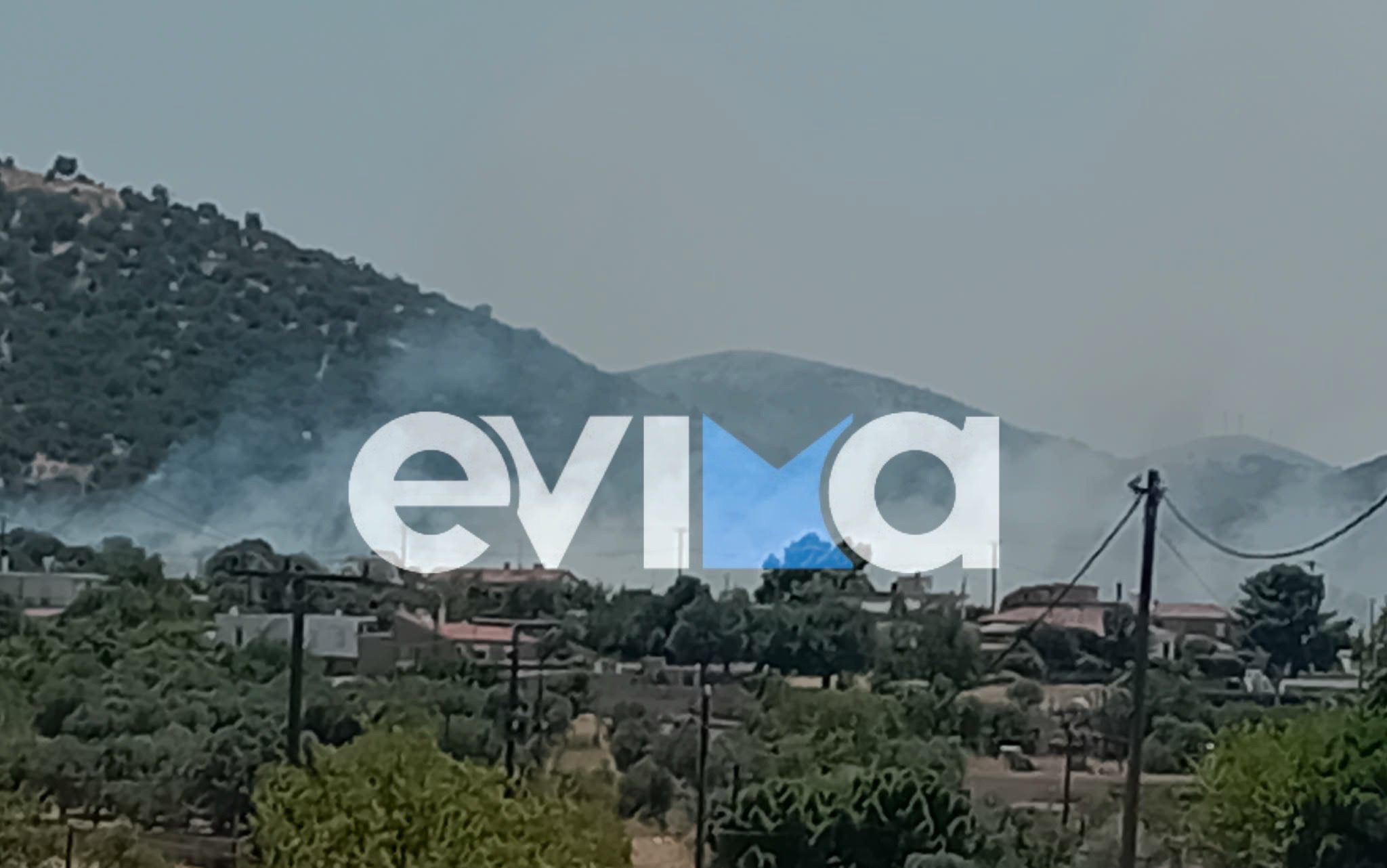 Φωτιά στην Εύβοια κοντά σε σπίτια και σε εργοστάσιο