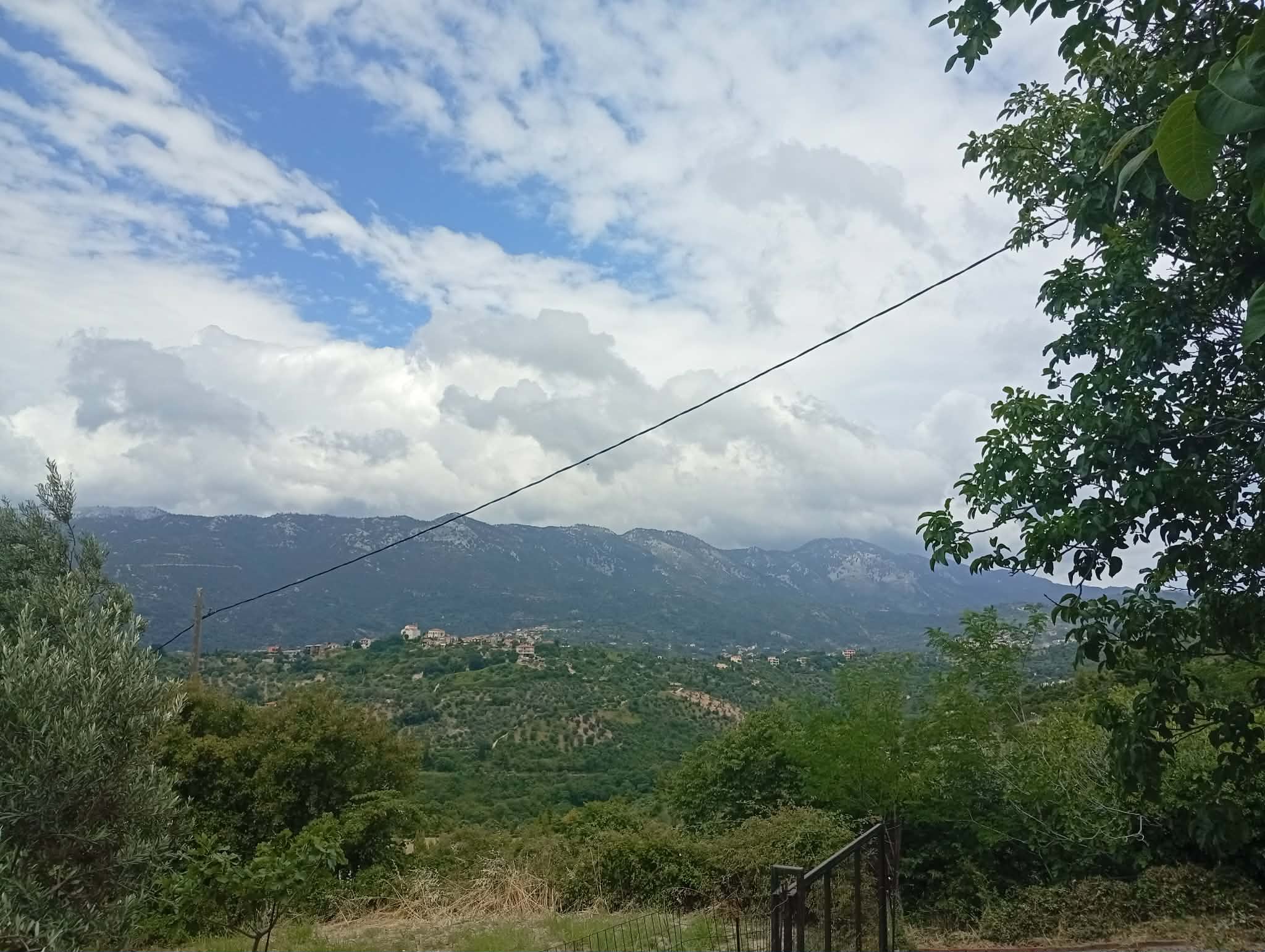 Καιρός: Με ζέστη και τοπικές βροχές ξεκινά η νέα εβδομάδα στην Εύβοια