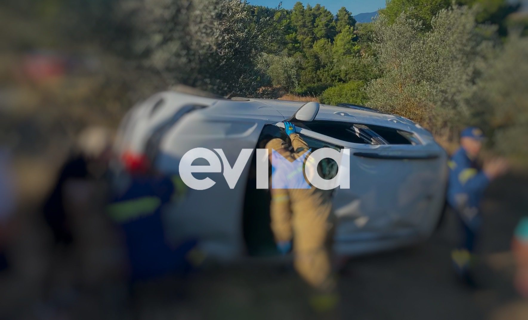 Σοβαρό τροχαίο στην Εύβοια: ΙΧ με πέντε επιβάτες εξετράπη και τούμπαρε σε χωράφι