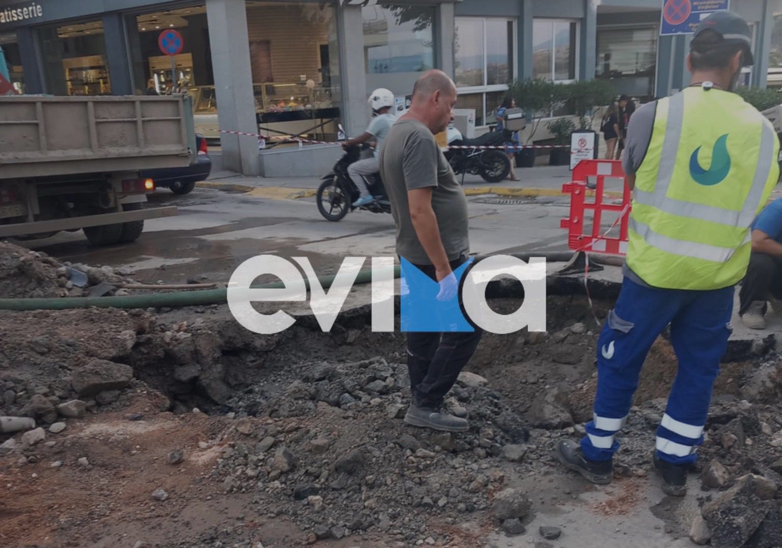 «Μάχη με τα θηρία» στη Χαλκίδα – Συνεχίζεται η δύσκολη επιχείρηση της ΔΕΥΑΧ για τον αγωγό που έσπασε