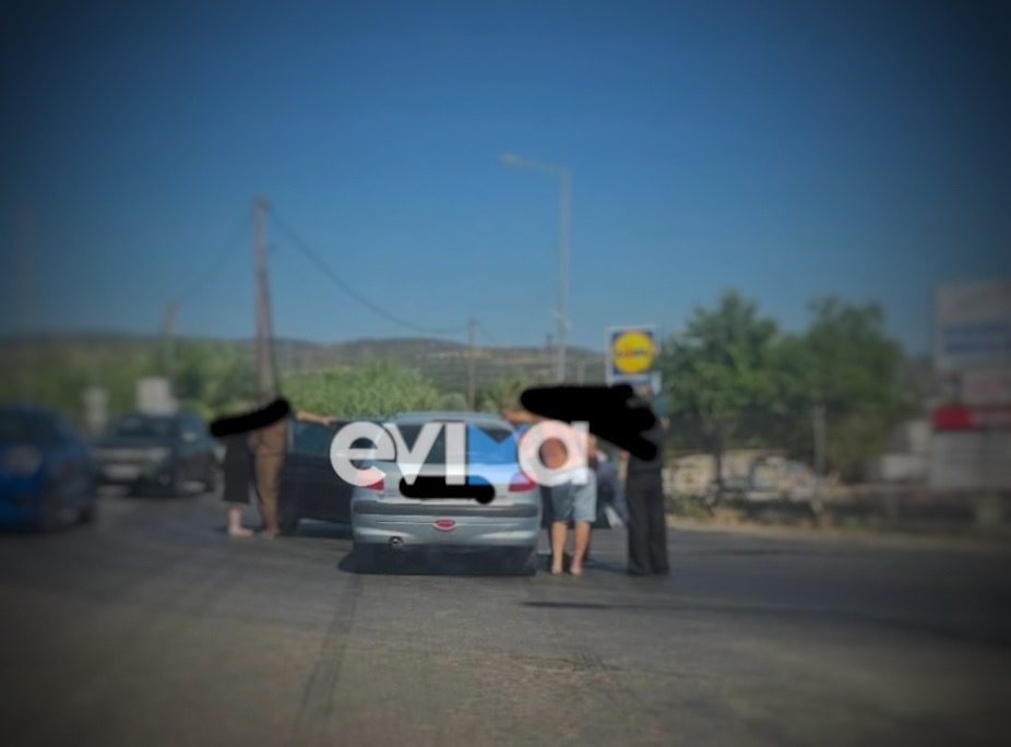Νέο τροχαίο στην Εύβοια: Δύο ΙΧ συγκρούστηκαν σε κεντρικό δρόμο (pics)