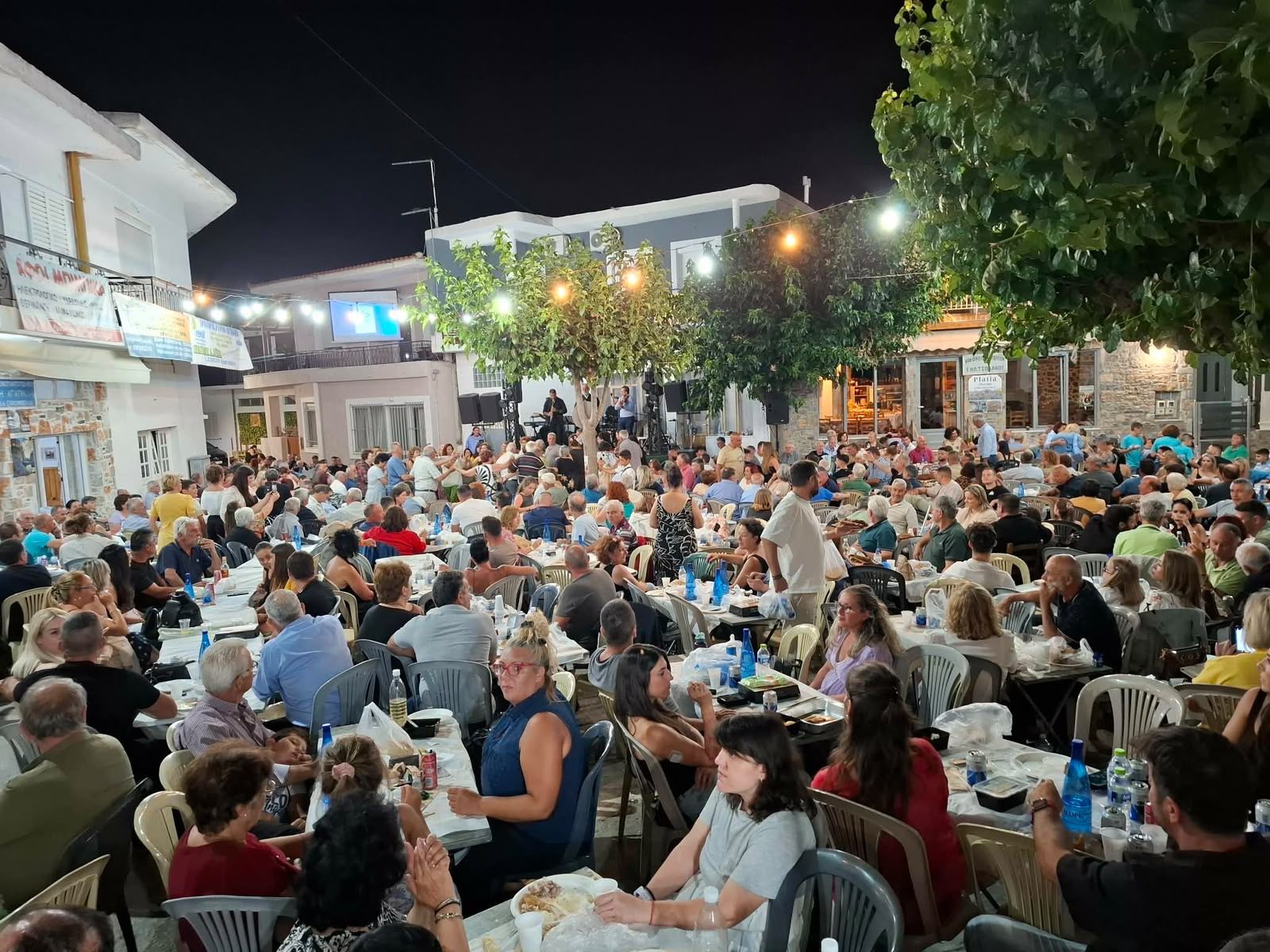 Ιερέας στην Εύβοια έπιασε το μικρόφωνο σε πανηγύρι και καταχειροκροτήθηκε (vid)