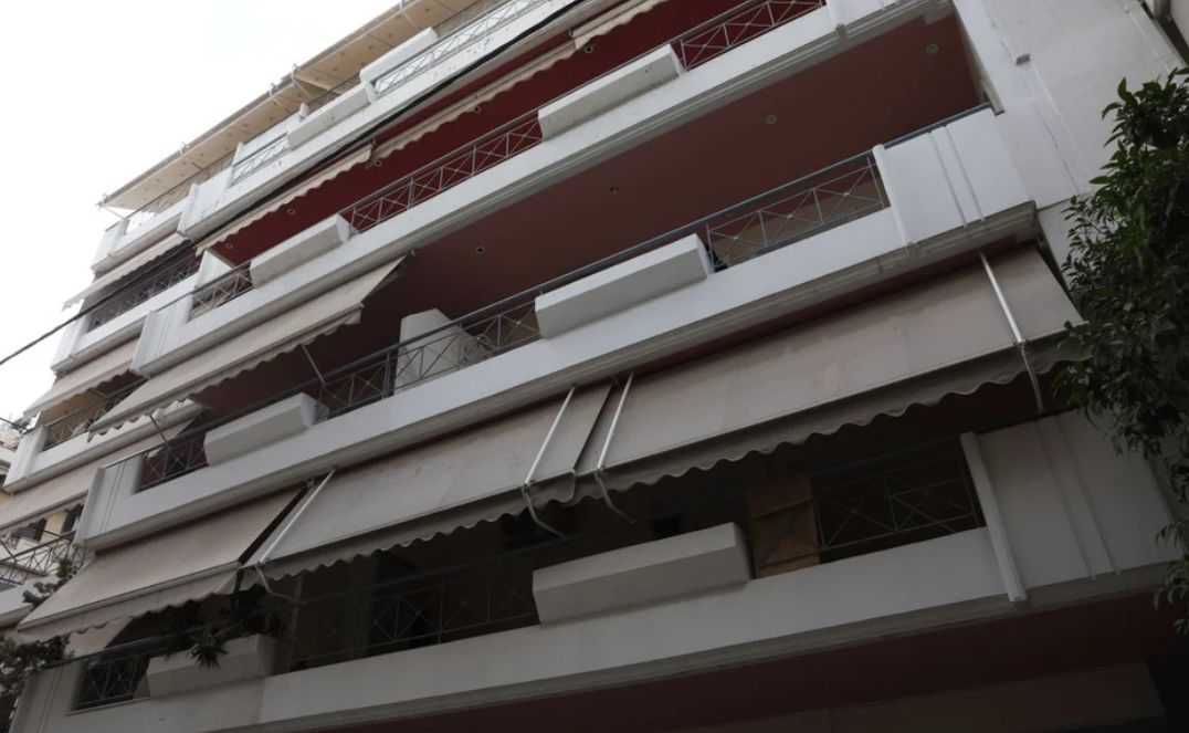 Θρίλερ στον Πειραιά: Νεκροί δύο νεαροί μέσα σε αυτοκίνητο σε κλειστό γκαράζ