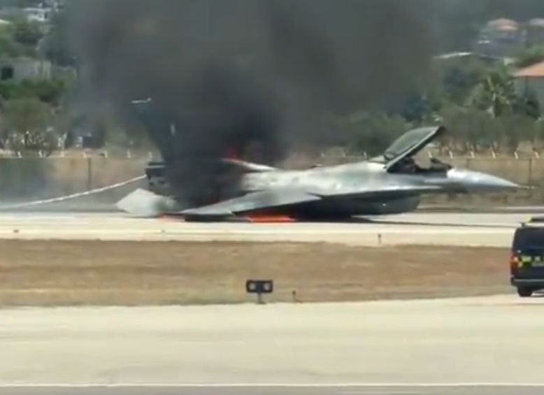 Ζάκυνθος: Στις φλόγες F-16 μετά από αναγκαστική προσγείωση – Σώος ο πιλότος