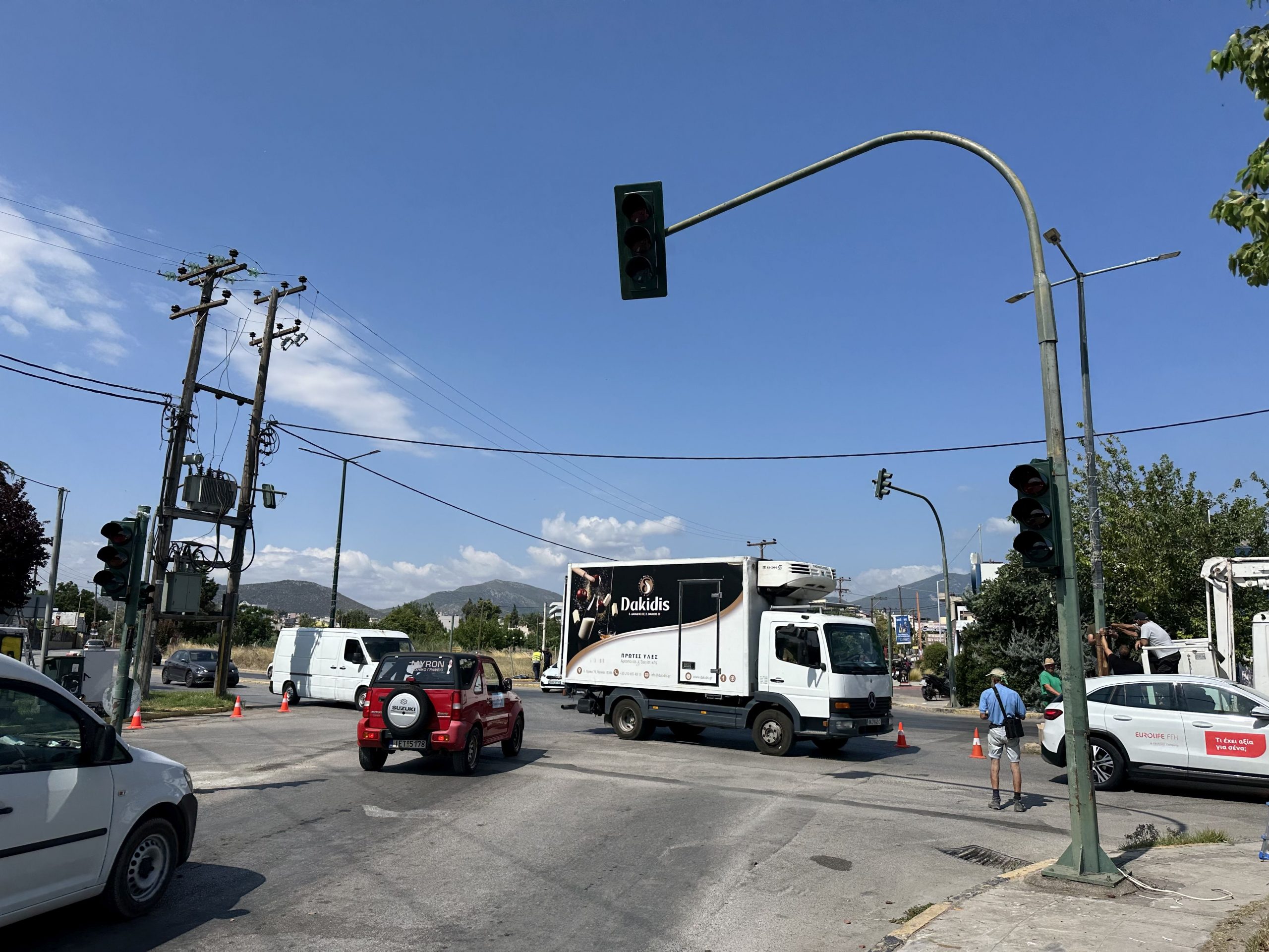 Κεντρικός δρόμος της Εύβοιας απέκτησε νέα ολοκαίνουργια φανάρια