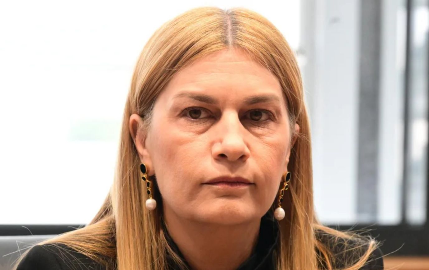 Απειλές με «γκαζάκια» έξω από το σπίτι της Σέβης Βολουδάκη – Καταδίκη από την κυβέρνηση